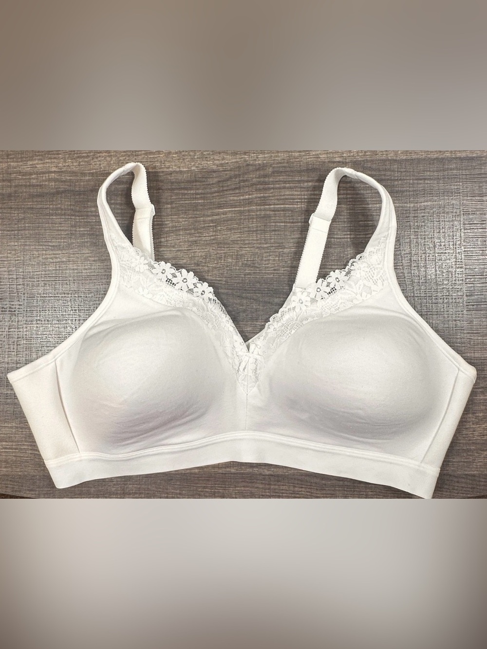 Cacique Bra 42C Lightly Lined No Wire Wireless White Lace Full Coverage
